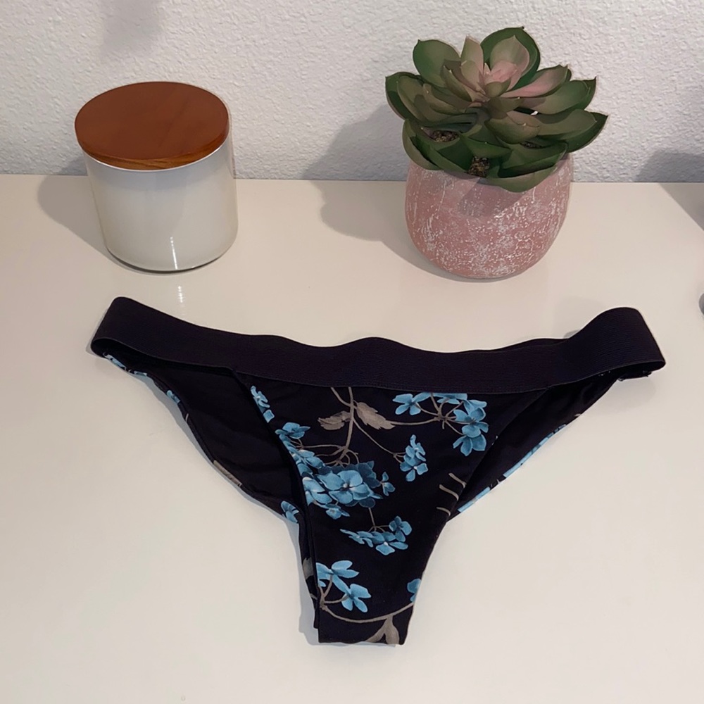 Frankie’s Bikini Bobbi Bottom